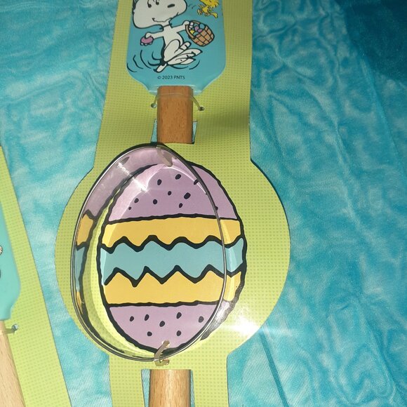 PEANUTS SNOOPY EASTER SET-SILICONE MITT~SPATULAS~COOKIE CUTTER~DISH~SNACK BAGS - Picture 4 of 6